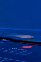 미니멀한 감성의 프리미엄 홀덤 테이블